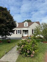 165 Nutmeg Rd in Bridgeport, CT - Building Photo