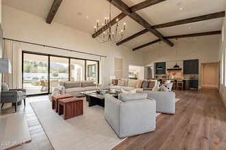 6021 N 64th Pl in Paradise Valley, AZ - Foto de edificio - Building Photo
