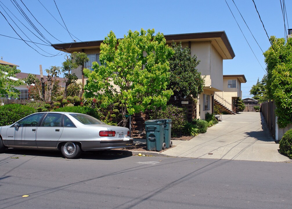 620 N Claremont St in San Mateo, CA - Foto de edificio