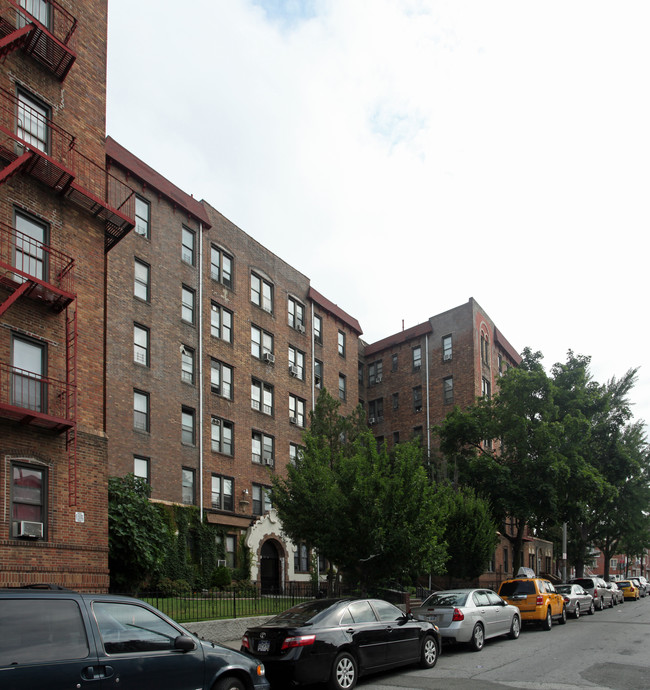 170-49 Cedarcroft Rd in Jamaica, NY - Foto de edificio - Building Photo