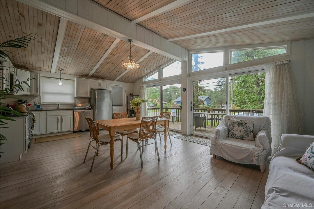 820 Bray Ave in Laurel, NY - Building Photo