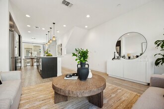 172 Uptown Cir in Oakland, CA - Foto de edificio - Building Photo