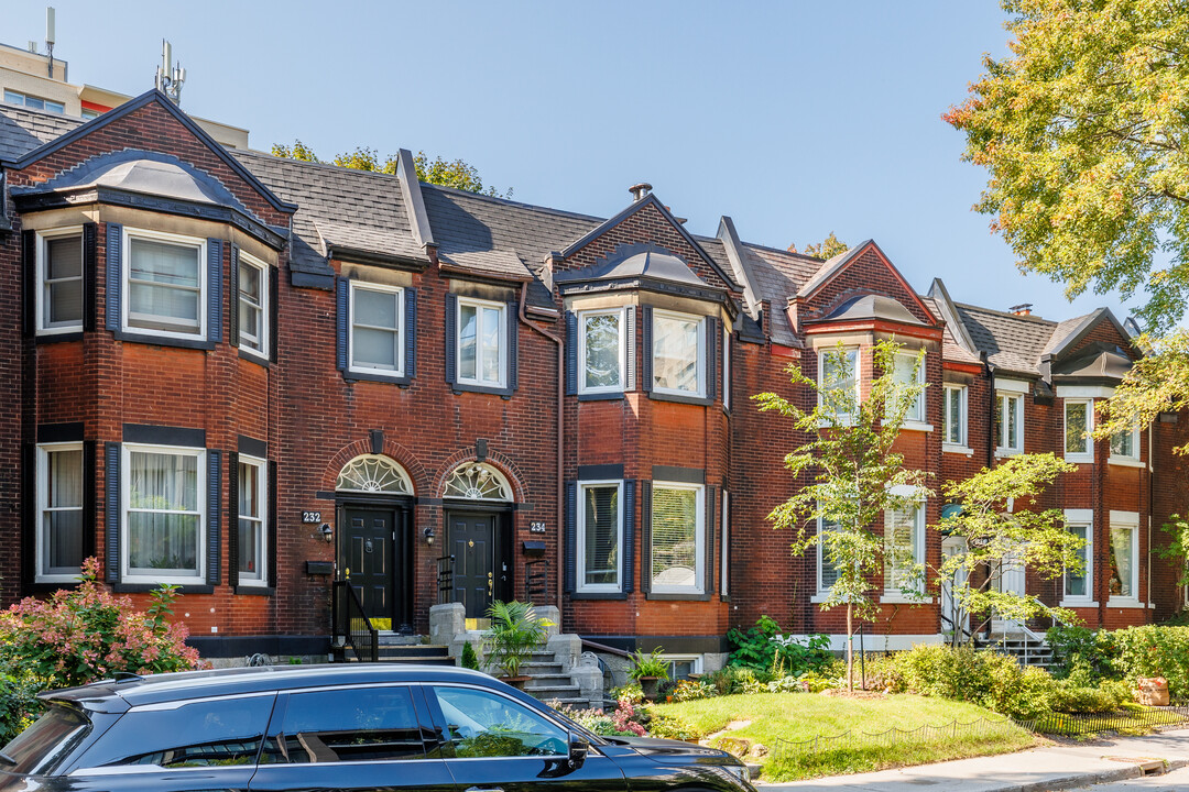 236 Redfern Av in Westmount, QC - Building Photo