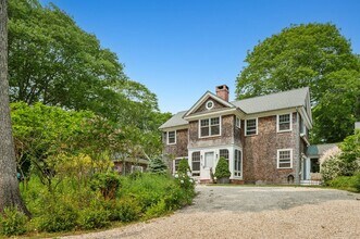 5 Baiting Hollow Rd in East Hampton, NY - Building Photo - Building Photo
