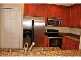 325 Bayfront Dr in Boynton Beach, FL - Building Photo