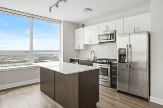 205 S Halsted St in Chicago, IL - Building Photo - Building Photo
