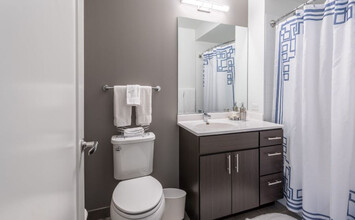 165 W Superior St in Chicago, IL - Building Photo - Building Photo