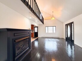 811 Hickory Ct in Hawley, PA - Building Photo