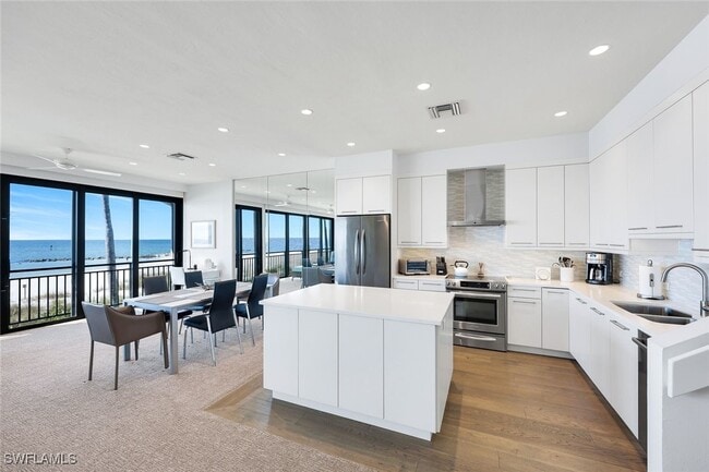 property at 2211 Gulf Shore Blvd N