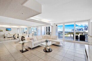 1717 N Bayshore Dr in Miami, FL - Building Photo