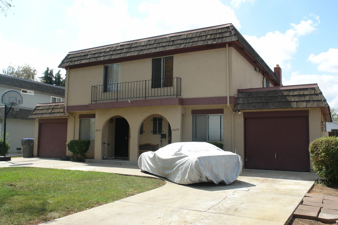 4695 Eagle Lake Dr in San Jose, CA - Foto de edificio