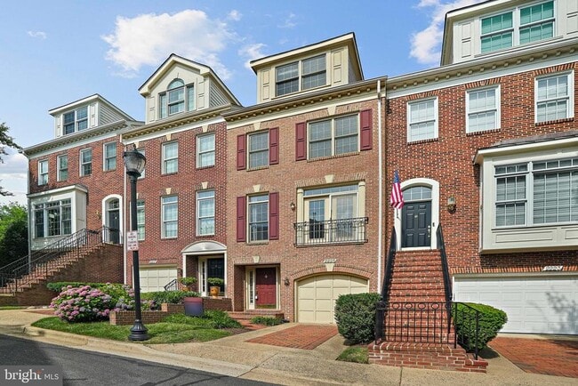 property at 2225 N Oak Ct