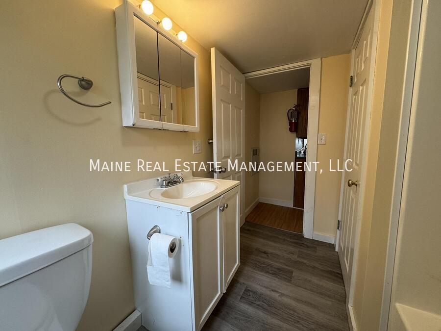 206 Maine Ave in Farmingdale, ME - Building Photo
