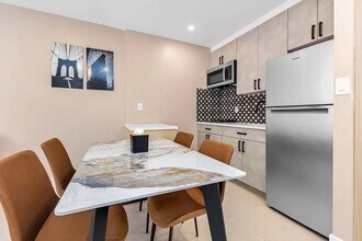 32 Rutgers St, Unit 403 in New York, NY - Building Photo - Building Photo