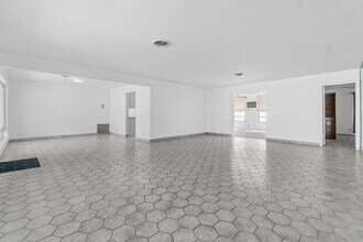 5724 NE 15th Ave in Fort Lauderdale, FL - Building Photo - Building Photo