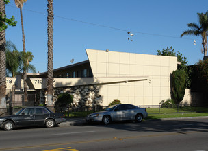 710 S Raitt St in Santa Ana, CA - Foto de edificio - Building Photo