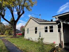 1200 E 6th St in Newberg, OR - Building Photo - Building Photo