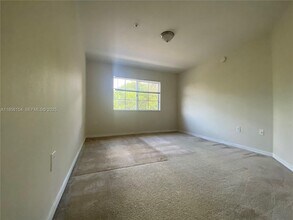 2544 Centergate Dr in Miramar, FL - Foto de edificio - Building Photo