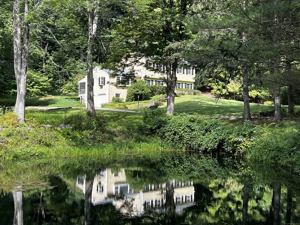 87 Cobble Rd in Salisbury, CT - Building Photo