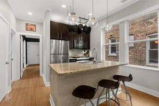 2052 N Campbell Ave in Chicago, IL - Building Photo - Building Photo