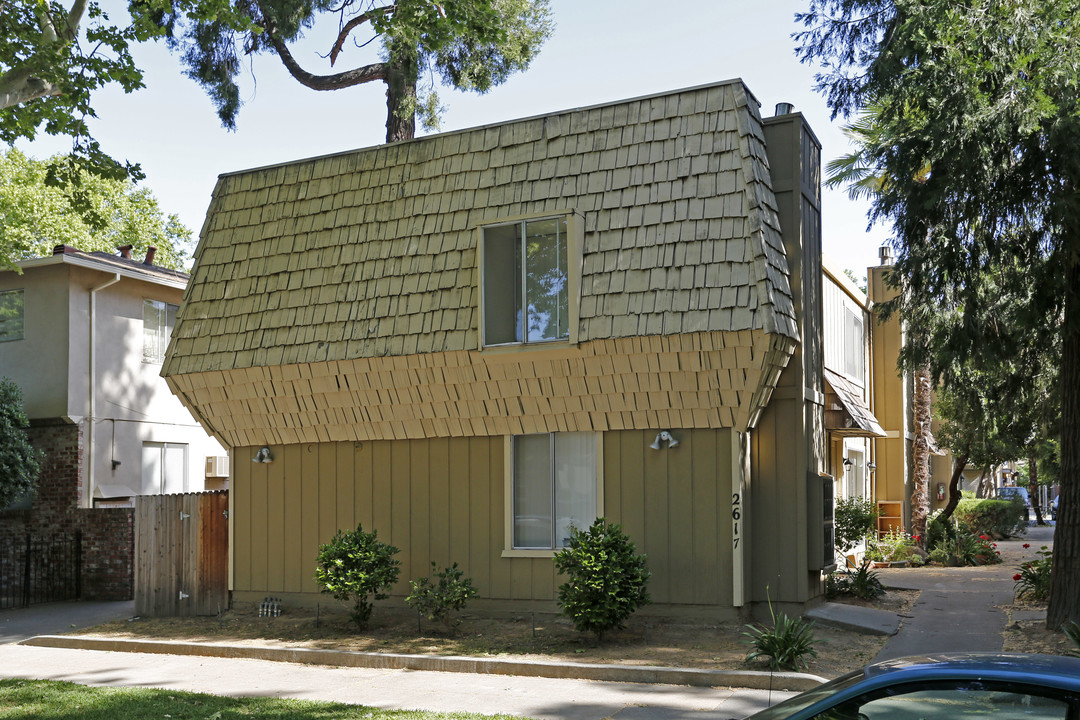 2617-2621 D St in Sacramento, CA - Building Photo