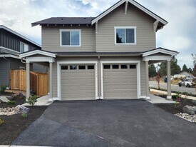 61570 SE Lucia St in Bend, OR - Building Photo