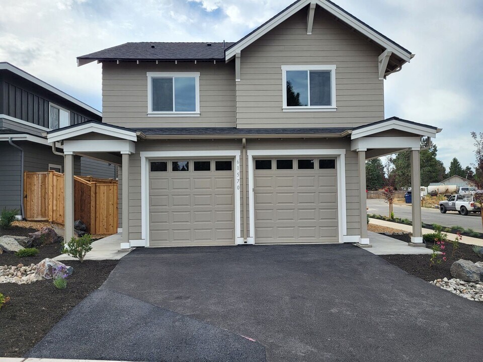 61570 SE Lucia St in Bend, OR - Building Photo