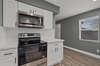 2015 Rosalee St, Unit 2 in La Marque, TX - Building Photo - Building Photo
