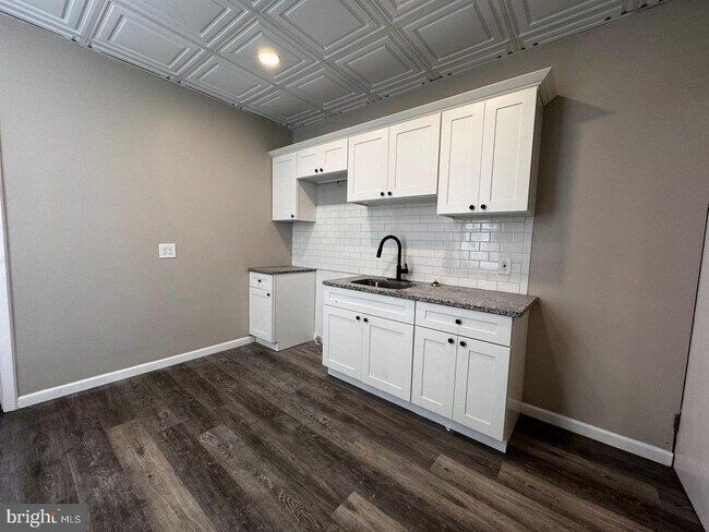 2416 N Hollywood St in Philadelphia, PA - Building Photo - Building Photo