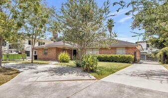 2327 Dorrington St in Houston, TX - Building Photo