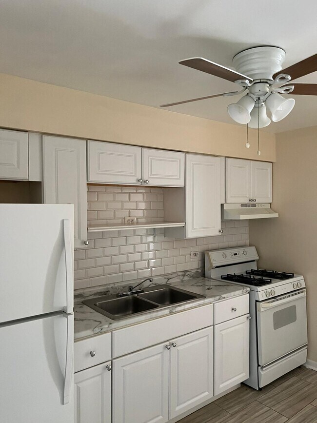 10382 Michael Todd Ter Apartments and Nearby Glenview Apartments For