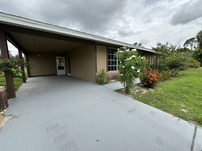2330 Lee Terrace in Port Charlotte, FL - Foto de edificio - Building Photo
