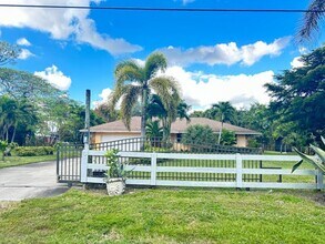 8251 Bowie Way in Wellington, FL - Building Photo - Building Photo