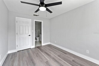 8737 N Tangerine Pl in Tampa, FL - Foto de edificio - Building Photo