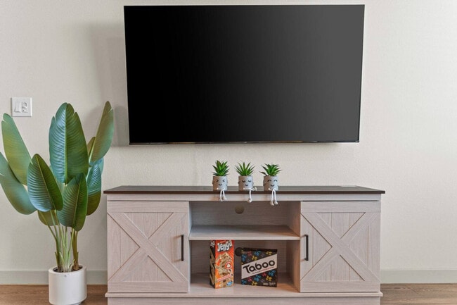 property at 711 W Broadway Rd