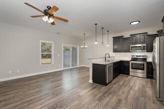 407 E 3rd St in Princeton, NC - Foto de edificio - Building Photo