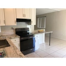 10525 SW 77th Ct in Pinecrest, FL - Foto de edificio - Building Photo