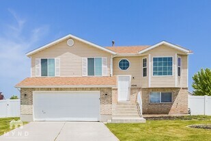 4246 W 5325 S in Roy, UT - Building Photo