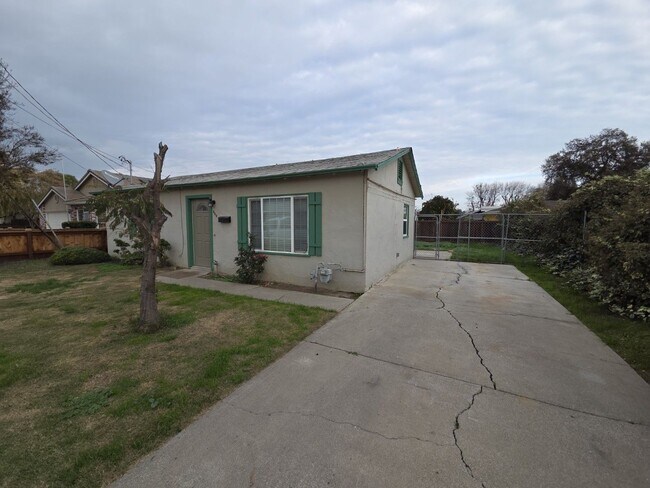 560 Elm Ave in Gustine, CA - Building Photo - Building Photo