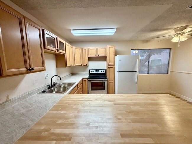 2238 E Desert Inn Rd in Las Vegas, NV - Building Photo - Building Photo