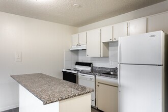Alder Royal Apartments in Portland, OR - Building Photo - Interior Photo