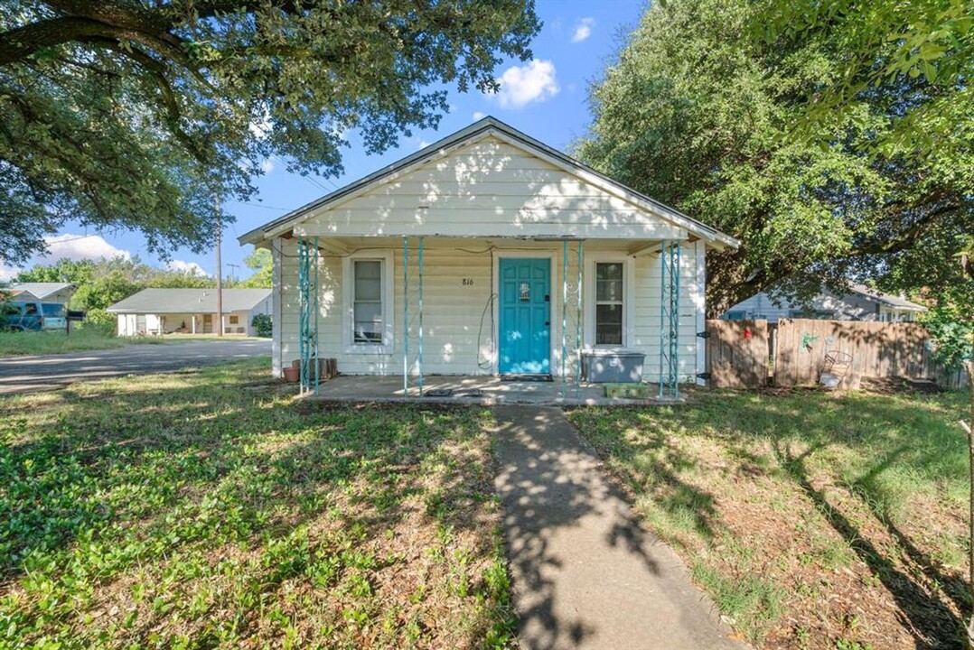 816 Glen Rose Rd in Stephenville, TX - Building Photo