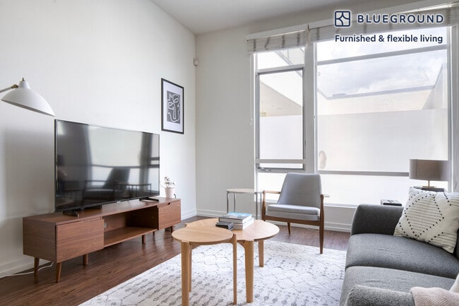 4055 Redwood Ave in Los Angeles, CA - Building Photo - Building Photo
