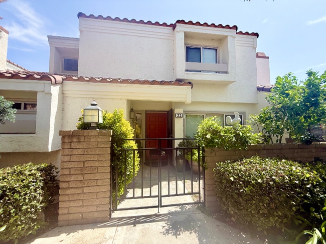 22 Navarre in Irvine, CA - Building Photo - Building Photo