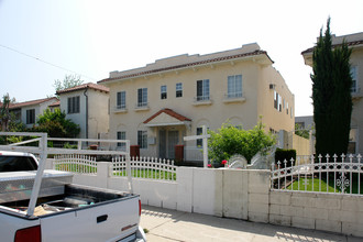 218-220 E Cedar Ave in Burbank, CA - Building Photo - Building Photo