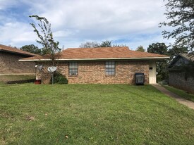 1607 W Elm St in Denison, TX - Building Photo