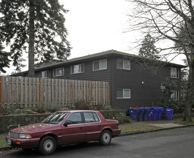 610 SE 17th Ave in Portland, OR - Foto de edificio - Building Photo