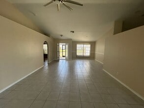 427 SE 16th St, Unit 155A in Cape Coral, FL - Foto de edificio - Building Photo