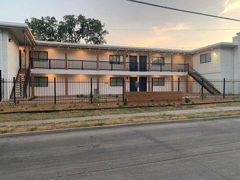 Gaston Corners in Dallas, TX - Building Photo