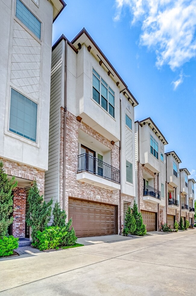 2209 Chenevert St in Houston, TX - Building Photo - Building Photo